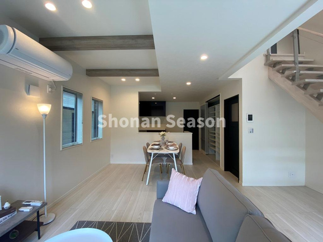 【居間・リビング】 | 広さ19帖！上部吹き抜けで開放的なリビング◎　　　　　　　　　　
大きな家具を置いてもゆとりがございます♪家具選びが楽しみになりますね！
