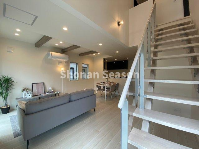 【内装】 | 抜け感のある階段で、空間に広がりとデザイン性をプラス♪　　　　　
光や視線が抜けることでお部屋全体が明るく、開放的な印象に。
