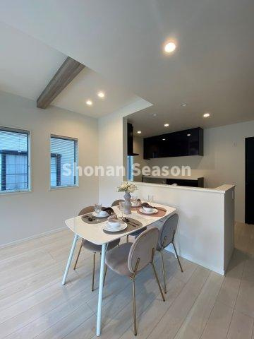 【居間・リビング】 | ダイニングと一体感のある対面キッチンで、家族との会話も弾む空間♪　
料理をしながらお子さまの様子も見守れる安心設計◎