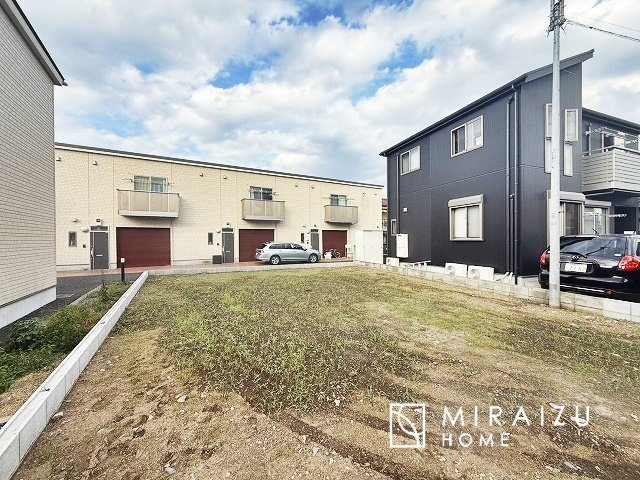 【外観】 | 青く澄み渡った綺麗な空と、陽の光をたっぷりと受ける、そんな新築住宅で新生活をスタートしてみませんか？見学・ご相談等、ミライズホーム(株)までお気軽にご連絡下さい。