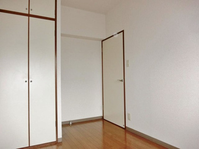 【寝室】 | ビューテラス王禅寺 | 洋室4.3帖☆収納スペースがあります♪荷物の多い方も安心の収納力です！