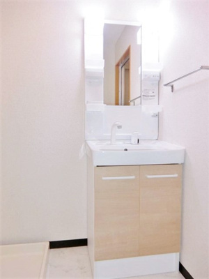 【洗面所】 | ビューテラス王禅寺 | 忙しい朝にあると嬉しいシャンプードレッサー完備！朝の準備もラクラク☆お化粧するときにも大活躍です♪