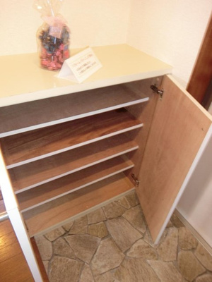 【玄関】 | ビューテラス王禅寺 | シューズボックス付きで玄関がすっきり片付きます！上に写真やかわいい小物を置けるので、玄関を華やかに飾れますね♪