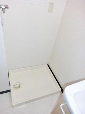 【設備】 | ビューテラス王禅寺 | 洗面所内、シャンプードレッサー横にある室内洗濯機置き場です♪防水パンが付いているので万が一の漏水にも安心です！