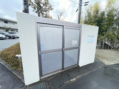 【その他共用部分】 | ビューテラス王禅寺 | 敷地内ごみ置き場でごみ出しもらくらく～♪忙しい社会人さんや主婦さんにもうってつけ！