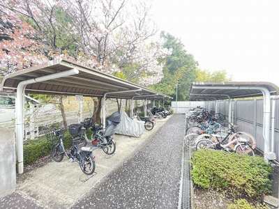 【その他共用部分】 | ビューテラス王禅寺 | 屋根付きの駐輪場で雨が降っても大切な自転車が濡れなくてすみますね♪駅まで自転車もおすすめです！