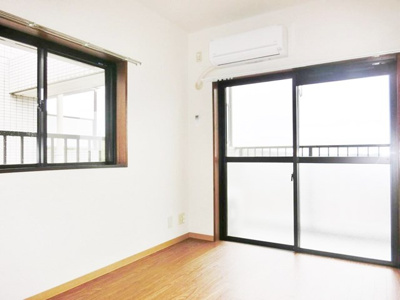 【洋室】 | ビューテラス王禅寺 | 南向き洋室6帖☆バルコニーに繋がる角部屋二面採光のお部屋です♪ベッドを置いて寝室にするのもオススメです☆