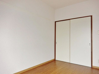 【寝室】 | ビューテラス王禅寺 | 南向き洋室6帖☆バルコニー側からの眺めです！洋室なのでお掃除もカンタンです！