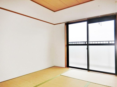 【和室】 | ビューテラス王禅寺 | 南向き和室6帖☆バルコニーに繋がるお部屋です！赤ちゃんのごろごろやハイハイはやっぱり和室がよかったりします♪