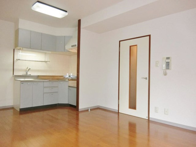 【居間・リビング】 | ビューテラス王禅寺 | リビングダイニングキッチン10帖☆窓側からの眺めです♪広めのキッチンスペースで毎日楽しくお料理もできますね！