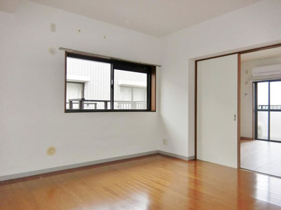 【居間・リビング】 | ビューテラス王禅寺 | リビングダイニングキッチン10帖☆玄関側からの眺めです♪椅子とテーブルを囲んで家族団欒の時間を過ごせます♪