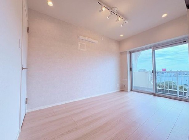 【洋室】 | 志村坂上見次公園マンション | 心地よい光と風があふれています。プライベートな自分時間を快適に過ごせるお部屋。