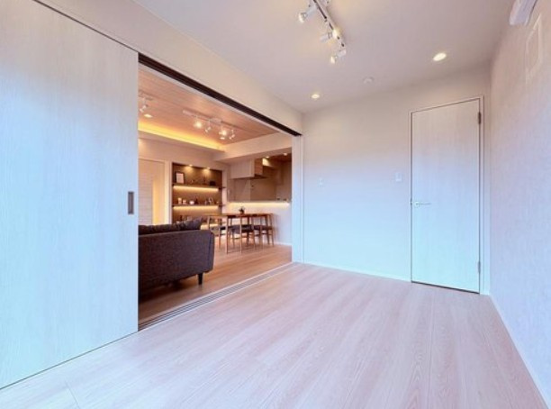 【洋室】 | 志村坂上見次公園マンション | 一日の疲れをいやしてくれる寝室。時を忘れて過ごす場所として過ごせるお部屋。