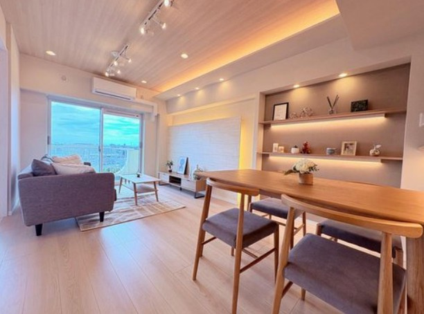 【居間・リビング】 | 志村坂上見次公園マンション | 爽やかな通風と採光を存分に感じる事が出来る、開放感あふれる住空間。