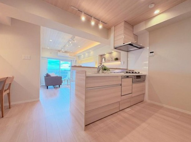 【キッチン】 | 志村坂上見次公園マンション | 家族の顔も見れて安心、対面式・浄水器付き３口コンロのシステムキッチンを採用！