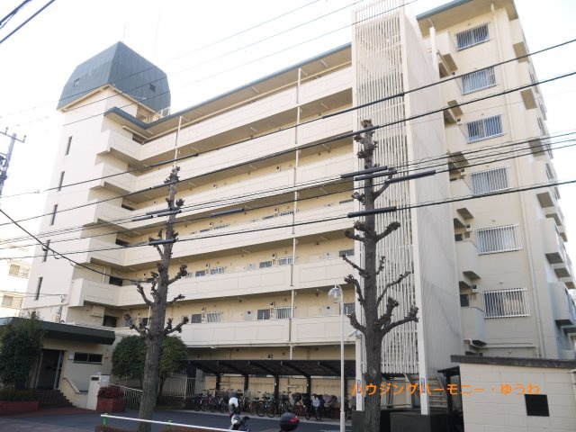 【外観】 | 志村坂上見次公園マンション | 陽光浴びる外観がシンプルな外観をより際立たせ、人々の記憶に存在感を植え付けます。