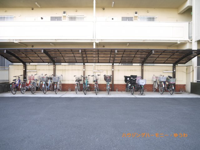 【駐輪場】 | 志村坂上見次公園マンション | 屋根付きの駐輪場となっていますので、雨の日でも大切な自転車が濡れずに済みます。