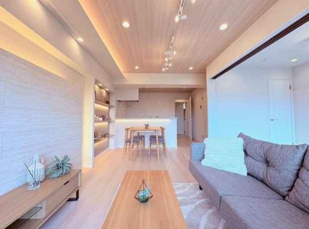 【居間・リビング】 | 志村坂上見次公園マンション | 居心地のいい暮らしには欠かせない眩い採光。ゆったりとした幅の窓からこの空間に降り注ぐ採光が絶えません。