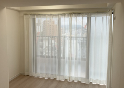 【洋室】 | グリーンパーク西八王子 | 洋室のメリットは重い家具が置きやすく、身の回りが整理しやすいことです。 床がフローリングのため畳とは異なり凹みにくいです。 クローゼットなど収納が豊富で、普段使わない旅行カバンや服の整頓も簡単にです。