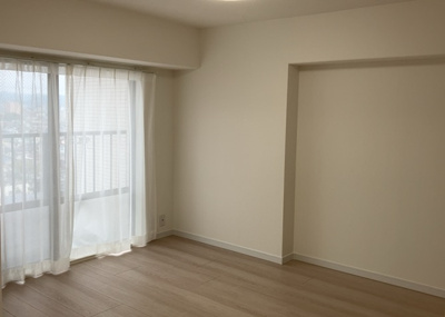 【寝室】 | グリーンパーク西八王子 | 寝室でゆっくりと過ごすためにはベッド周りの適度な空間を担保することや窓の位置、照明の明るさ、寝室の広さなどを考える必要があります。自身や家族の構成とライフスタイルに併せて寝室にする部屋を選びましょう！