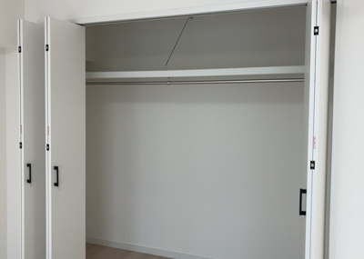 【収納】 | グリーンパーク西八王子 | デザイン性を重視しすぎて収納が少なかった！なんてことにならないため、事前に現地で収納の数を確認しておくことをお勧めします。クローゼット以外にも床下収納や屋根裏収納、パントリーなどもチェックしましょう。