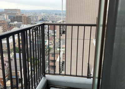 【バルコニー】 | グリーンパーク西八王子 | バルコニーは、室外の専用スペースのうち、「屋根がなく開放された空間」であるものを指します。ベランダより広いタイプのものが多く、日当たりもよいため家庭菜園などを楽しみたい人にとって適した環境となります。