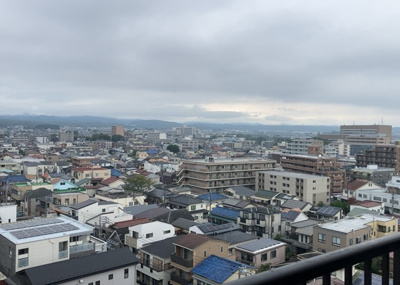 【展望】 | グリーンパーク西八王子 | 眺望の良さを楽しめるダイニングキッチンで家族団らんの時間を過ごしてはいかがでしょうか。バルコニーから見える景色を家族で眺める時間は、時間が経つのを忘れてしまいそうですね。是非、現地を見に行きましょう！