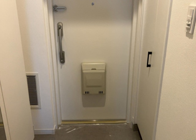 【玄関】 | グリーンパーク西八王子 | 玄関は家の顔でもあり、家族以外の目にも止まる場所です。玄関は外との間を仕切る扉、靴などをしまっておく収納スペース、靴脱ぎのたたきスペース、来客とのやり取りをするドアホンなど複数のアイテムからなります。