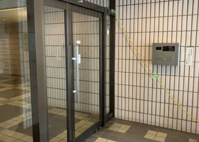 【エントランス】 | グリーンパーク西八王子 | マンションのエントランスには、もともと風よけや防犯の役割がありますが、マンションによって宅配ボックスなどの設備が備わっている所もあります。日々の生活をイメージしながら生活しやすさをチェックしましょう。