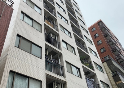 【外観】 | グリーンパーク西八王子 | 外観はマンション管理がされているかの目安になります。築年数が古いと、壁面は劣化してひび割れが生じることも！建物が古びていても細かいところが修繕されていると、きちんと管理されているなぁと感じるでしょう。