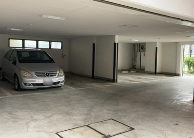 【駐車場】 | グリーンパーク西八王子 | 車一台あたりに必要なスペースは、標準サイズの普通自動車で横幅2m50cm、長さ5mは必要になります。ただし、乗降のことも考慮して横幅3m30cm、長さ5m50cmほどは確保できるところを選びましょう。