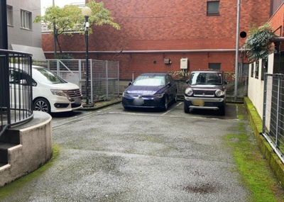 【駐車場】 | グリーンパーク西八王子 | 駐車場と明記されていても、最小スペースでつくられた駐車場だと大型車は駐車できなかったり、出入りしにくくなったりする可能性があります。お車のサイズと購入したい物件の駐車場のサイズを現地で確認しましょう。