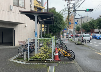 【庭】 | グリーンパーク西八王子 | 物件によっては、入居者が個人的に使用できる専用庭がついているものもあります。また、住宅の中にある土間の部分を庭と呼ぶこともあります。庭の用途は住む人によって変わり、それによってデザインもさまざまです。