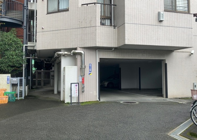 【中庭】 | グリーンパーク西八王子 | 中庭（パティオ）とは、一つの建築物の内部に設けられた、壁などで囲われている庭のことを指します。コの字型、ロの字型が主流ですが、L字型の中庭もあります。最近では、インテリア性の高さからも人気があります。