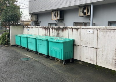 【設備】 | グリーンパーク西八王子 | 共有部分は、住民なら誰もが使える設備のこと。例えば駐車場やエレベーター、インターネット設備、セキュリティ設備などがあります。他にも、マンションの廊下・外部階段やエントランス・ゴミ置き場などがあります。