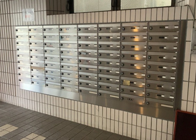 【設備】 | グリーンパーク西八王子 | エントランス付近に設置されている集合ポストは、住んでいる部屋と離れているため、ポストをあさるなど誰かに何かされていても被害に気づきにくいです。入居する時には他人に特定されにくい番号で鍵をかけましょう！