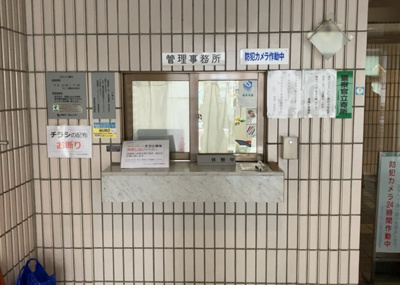 【受付】 | グリーンパーク西八王子 | 受付はマンションコンシェルジュがいる場合もあれば、管理人が滞在する小部屋を総称して呼ぶことがあります。主にエントランスに設置されていることから、防犯面でも期待ができます。防犯設備がない場合はより安心！