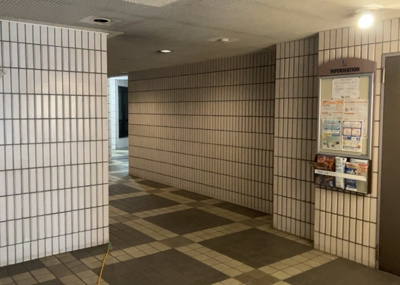 【ロビー】 | グリーンパーク西八王子 | ラウンジは、マンションの共用スペースに椅子やテーブルなどを配置した利用者が寛げる空間です。屋内型ラウンジと屋外型ラウンジがあります。共用部分の管理状況と合わせて、詳細については現地でご確認ください。