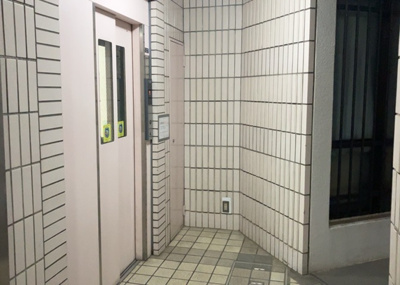 【ロビー】 | グリーンパーク西八王子 | ロビーというと、エントランスと何がちがうの？と思いますよね。実はロビーとエントランスには明確な決まりはありません。物件によっては、エントランスを入って広がるある程度の広さのある空間がロビーとなります。