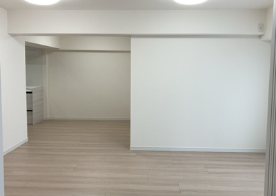 【居間・リビング】 | グリーンパーク西八王子 | 直線タイプはLとDKを一直線に並べた形で対面キッチンのタイプです。一般的なのでよく見かけるかもしれません。直線タイプに似た直接アイランドタイプは、キッチンとダイニングの間に壁がない分広く感じられます。