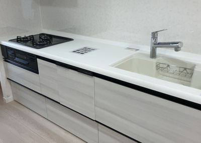 【キッチン】 | グリーンパーク西八王子 | 標準的なシステムキッチンの横幅は、165cm～300cm程度です。2100・2400・2550・2700などミリ単位で表記されます。普段どのように料理をするのかを想定しながら合ったサイズを選びましょう