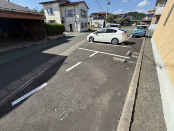 ルミエールショウワBの駐車場