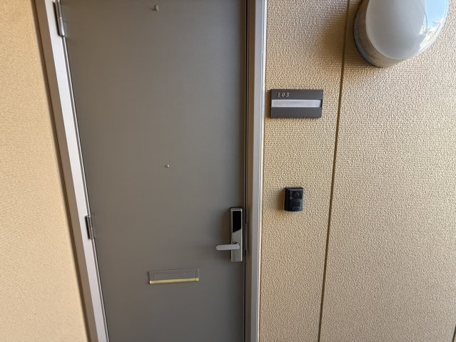 ルミエールショウワBの玄関