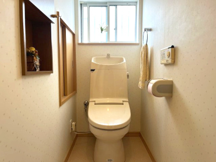 熊取町七山東　中古戸建のトイレ|節水型でエコなトイレには、今では当たり前のウォシュレット付き◎
便座を温める機能もついてます。