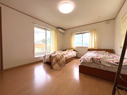 熊取町七山東　中古戸建の洋室|【洋室10帖】
大きな窓からたっぷりと陽光が注がれる明るい空間◎
約4.5帖のWICもございます。