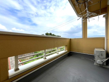 熊取町七山東　中古戸建のバルコニー|広々ワイドバルコニー。屋根付きで雨の日も安心です◎
外は自然豊かで採光・通風良好です。