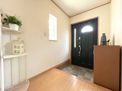 熊取町七山東　中古戸建の玄関|広々玄関にはシューズボックスがあり靴がたくさんあっても安心！
気持ちの良い朝は毎日ここからスタート♪