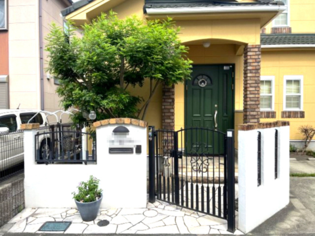 熊取町七山東　中古戸建の玄関|上質感漂う玄関アプローチ。居住者の帰りや訪れる方を優しく迎え、安らぎに満ちた生活空間を予感させます◎