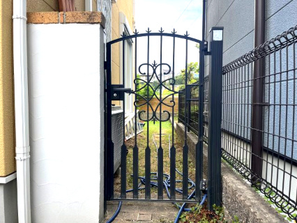 熊取町七山東　中古戸建の庭|ペットが安心して駆け回れるように家の両サイドには柵がございます◎