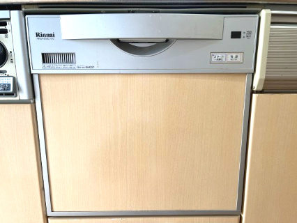 熊取町七山東　中古戸建のキッチン|後片付けをサポートしてくれる便利な食洗器つき！
食事後の家族のくつろぎタイムもゆっくりと過ごせます♪